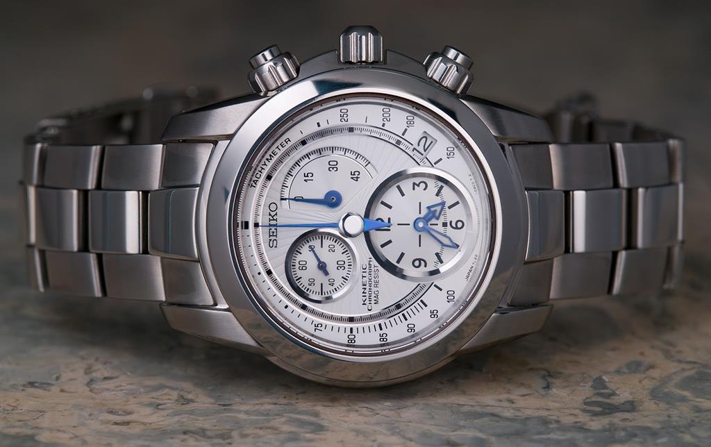 Seiko Kinetic Chronograph là loại Kinetic được tích hợp thêm chức năng bấm giờ thể thao