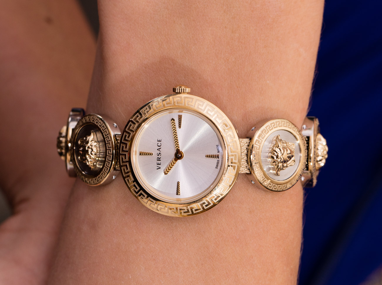 Mặt kính đồng hồ Versace chính hãng làm bằng chất liệu đá Sapphire cao cấp
