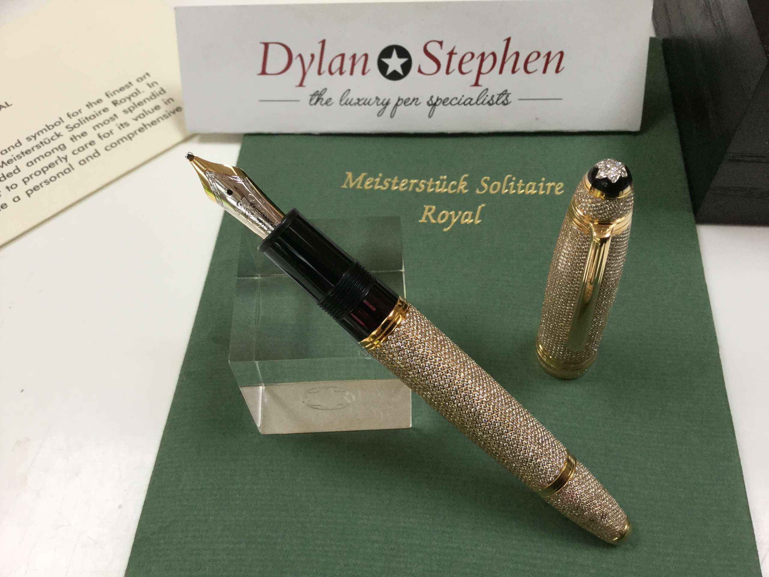 Chiếc bút máy Meisterstück Solitaire Royal có 4.810 viên kim cương và trở thành cây bút đắt nhất vào thời điểm đó
