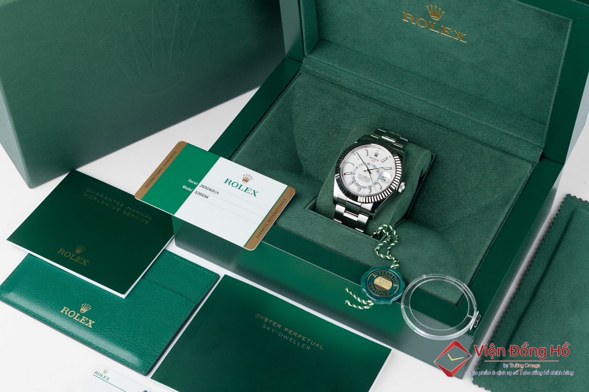 Mỗi chiếc đồng hồ chính hãng đều được cung cấp đầy đủ hộp/ sổ/ thẻ/ phụ kiện kèm theo khi mua