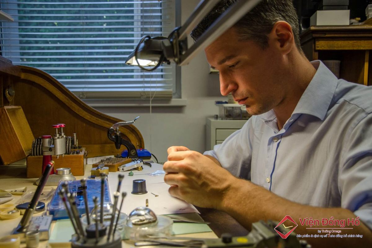 Aaron Becsei bắt đầu chế tạo đồng hồ của riêng mình sau khi tốt nghiệp Trường Khoa học Kỹ thuật Budapest