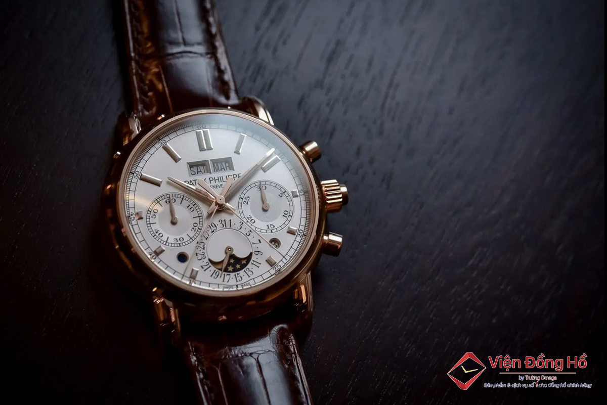 Bộ sưu tập đặc biệt khủng đồng hồ tổng thống Nga Putin 9 Đồng hồ có đường kính 37,2mm và sử dụng bộ máy Cal. 240Q lần đầu tiên được ra mắt vào năm 2006