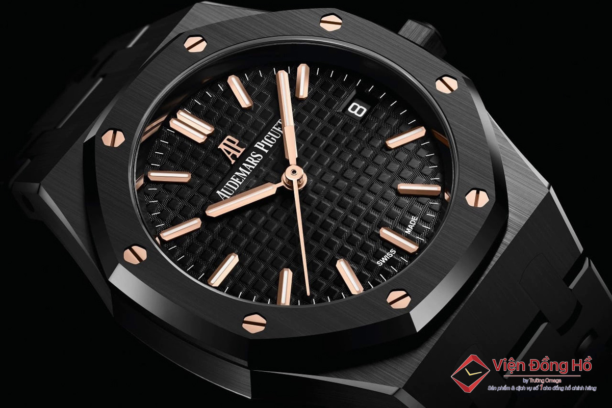 hiếc đồng hồ Audemars Piguet này có vỏ bằng gốm đen 34mm, dây đeo và vỏ hình bát giác góc cạnh với lớp hoàn thiện được chải bóng