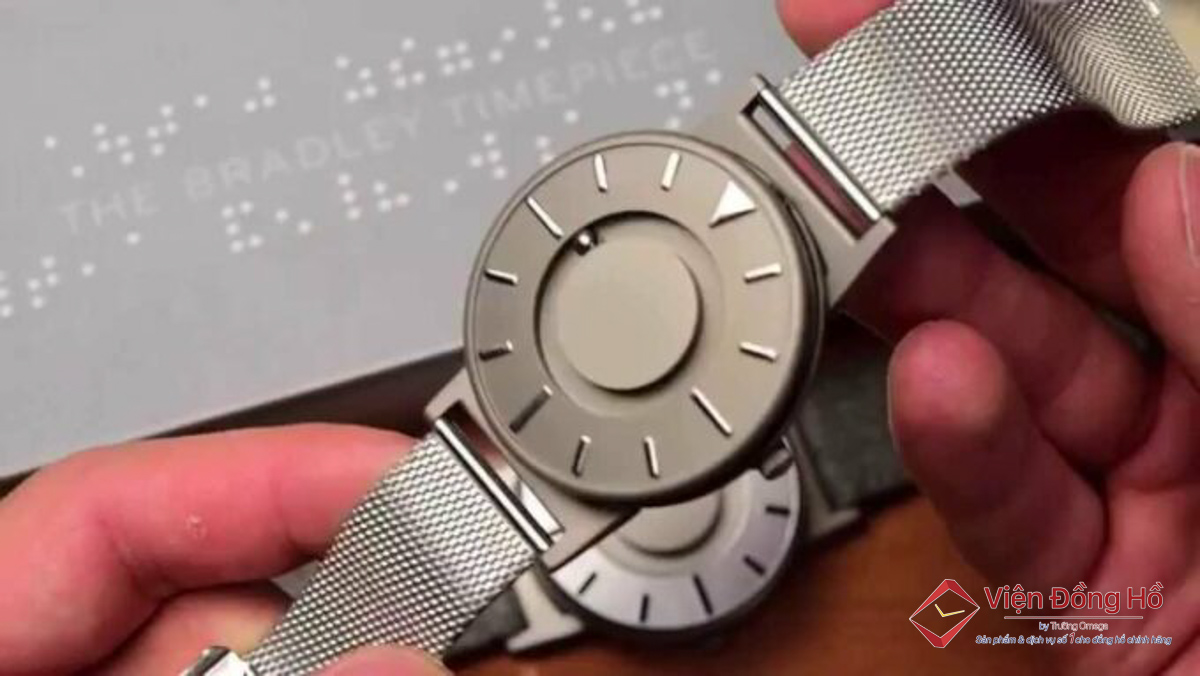 Eone Bradley là một chiếc đồng hồ mang tính tiên phong dành cho người khiếm thị