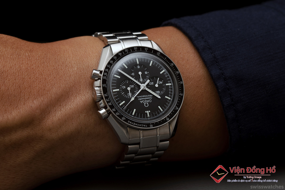 Đồng hồ Omega Speedmaster Moonwatch Professional hiện có giá niêm yết trên website khoảng 11000 USD và giá bán tại các nhà phân phối thường rơi vào khoảng 8500 USD
