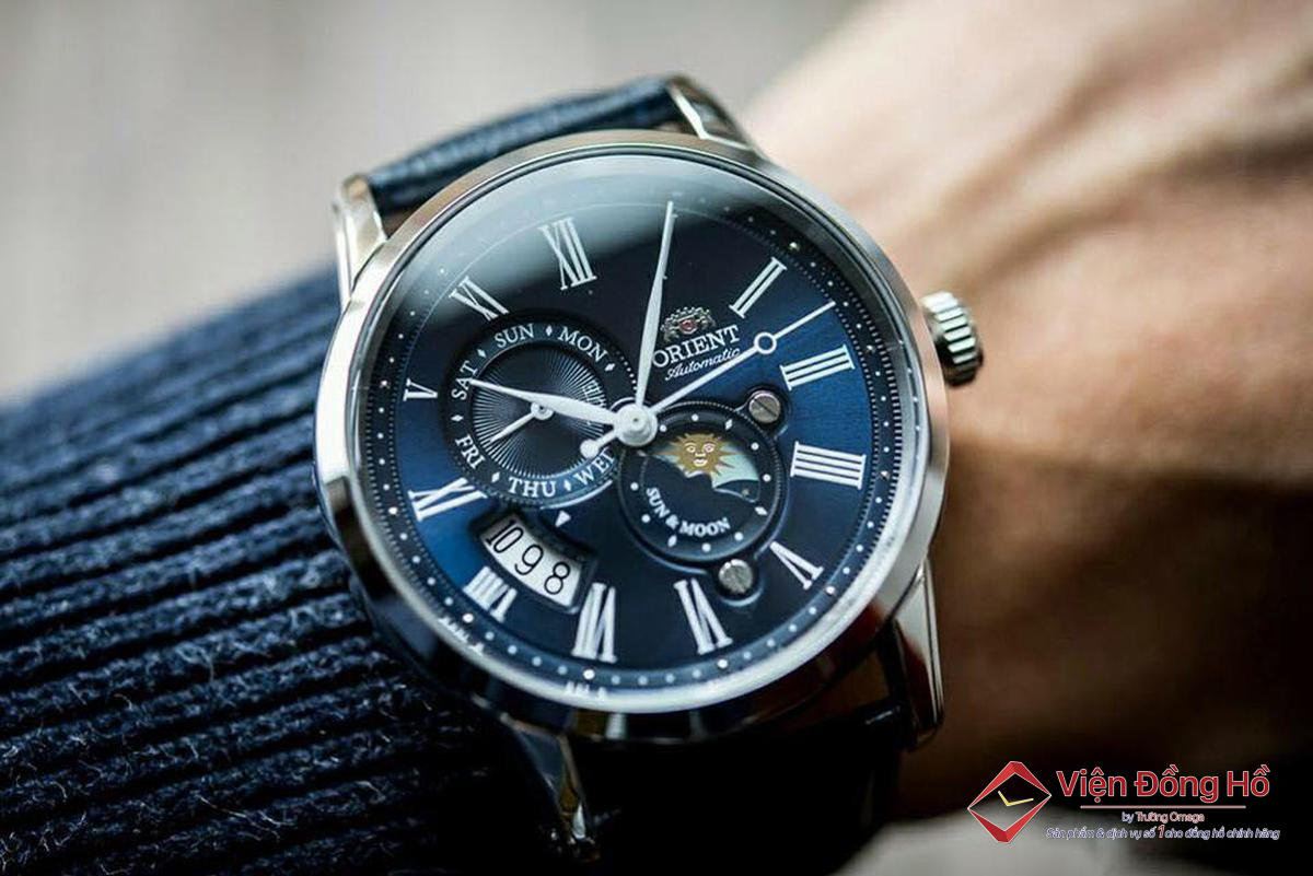 Orient Sun and Moon gen 3 SAK00005D0 có thiết kế mặt số và dây đeo màu xanh, gợi nhớ đến đại dương mênh mông, hùng vĩ