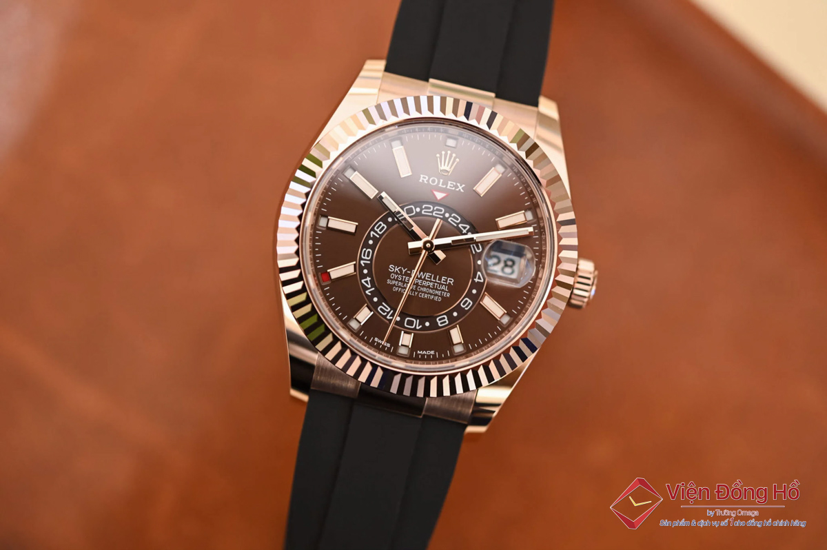 Sky-Dweller cũng có chức năng GMT để hiển thị múi giờ thứ hai thông qua mặt số phụ tại trung tâm