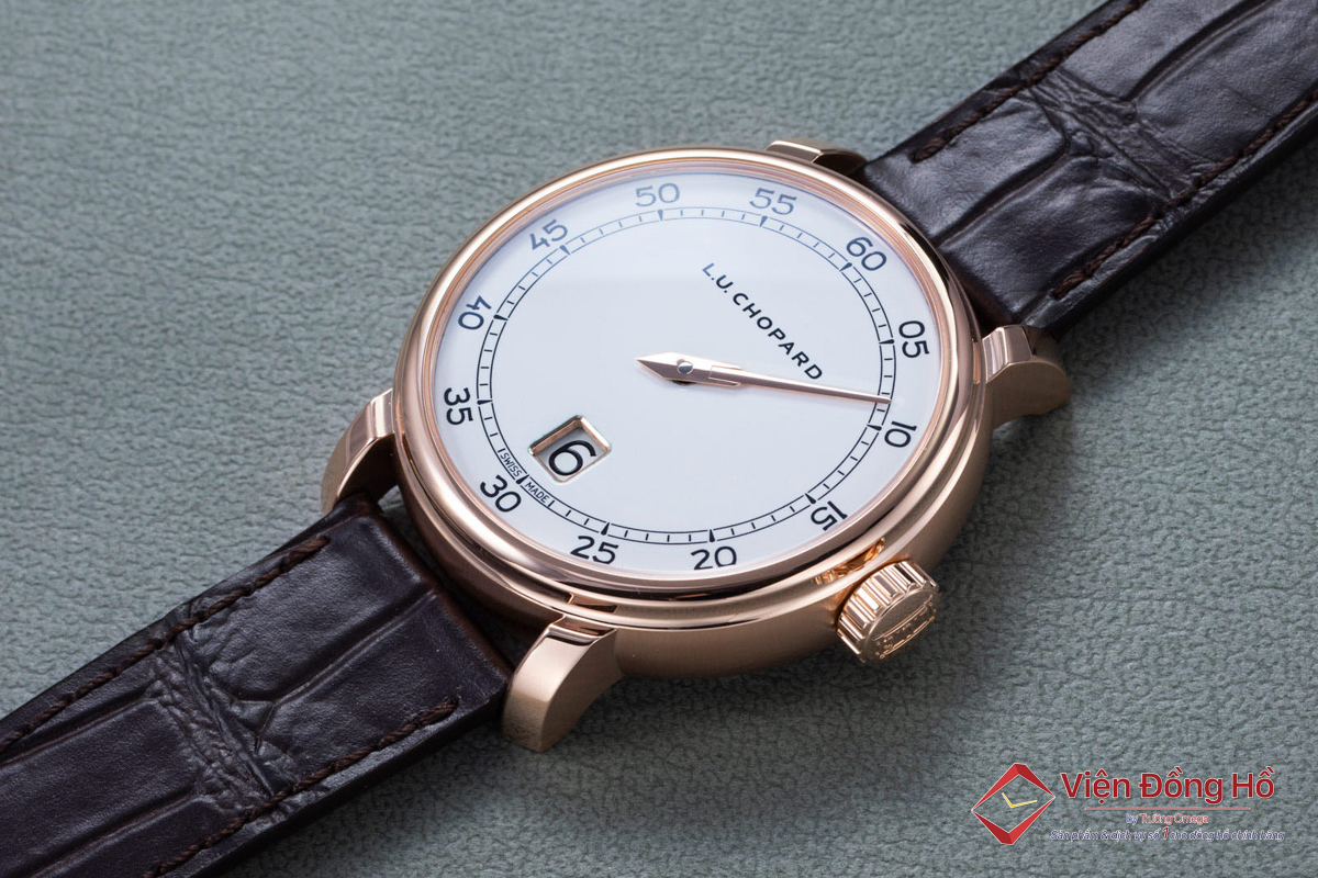 LUC Quattro Spirit 25 của Chopard là chiếc đồng hồ nhảy giờ có thiết kế báo phút theo cách truyền thống