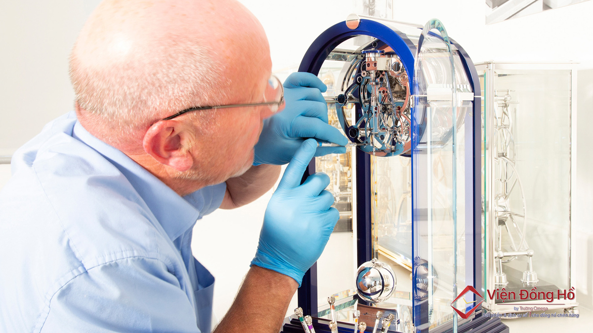 Robert Bray lấy bằng danh dự hạng nhất về Kỹ thuật sản xuất năm 1979 tại Đại học Brunel