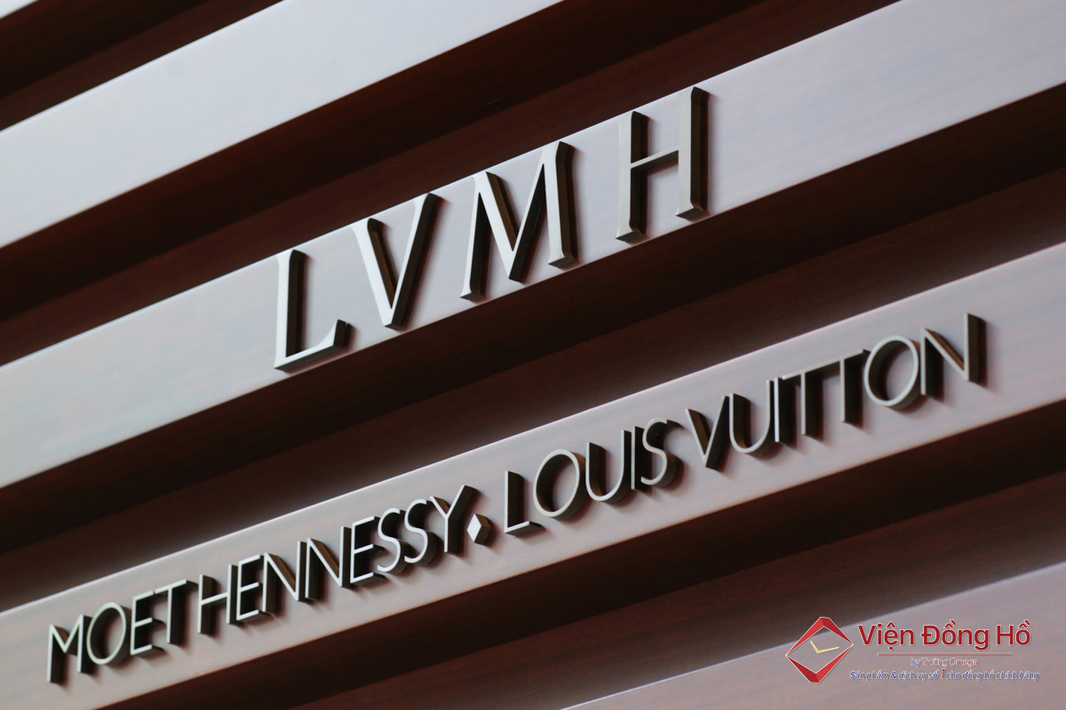 Tập đoàn LVMH được hình thành vào năm 1987 với trụ sở chính tại Paris, Pháp sau khi sáp nhập Louis Vuitton và Moët-Hennessy