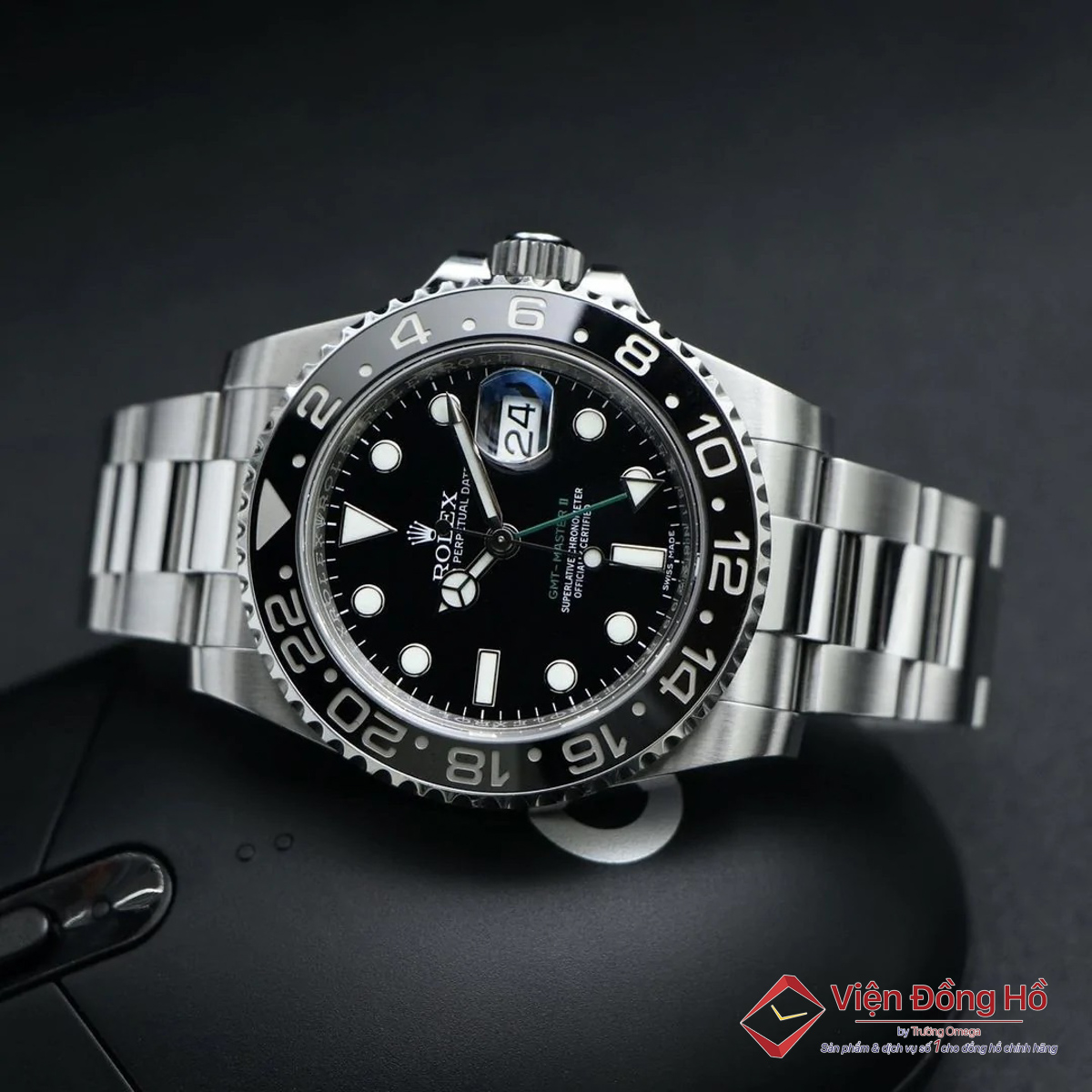 Vòng bezel GMT cho phép người đeo có thể biết được thời gian ở một quốc gia có múi giờ khác