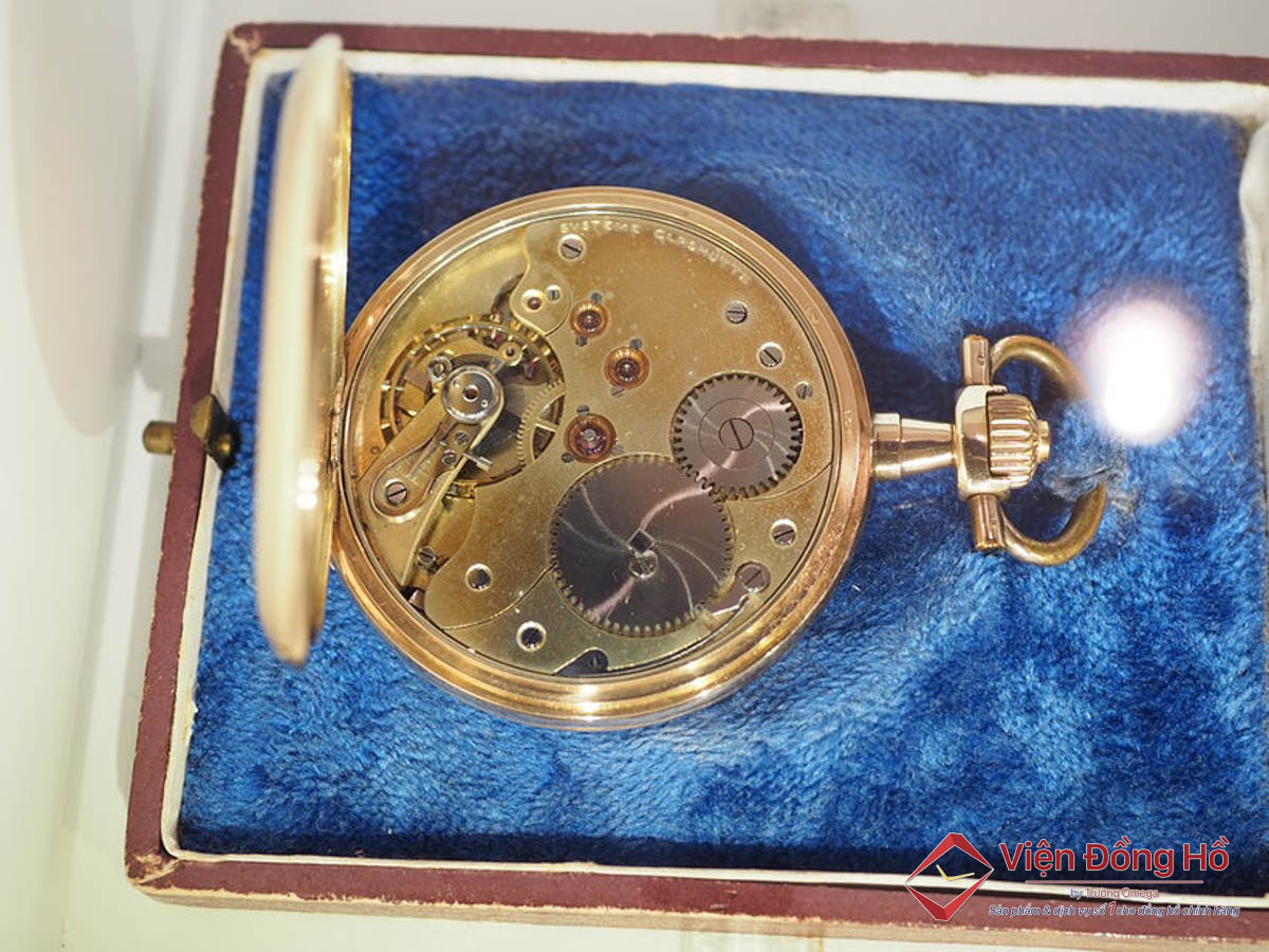 Câu chuyện đằng sau cái tên Glashutte Original 11 Swiss movement với dòng chữ “System Glashütte” trên cầu máy
