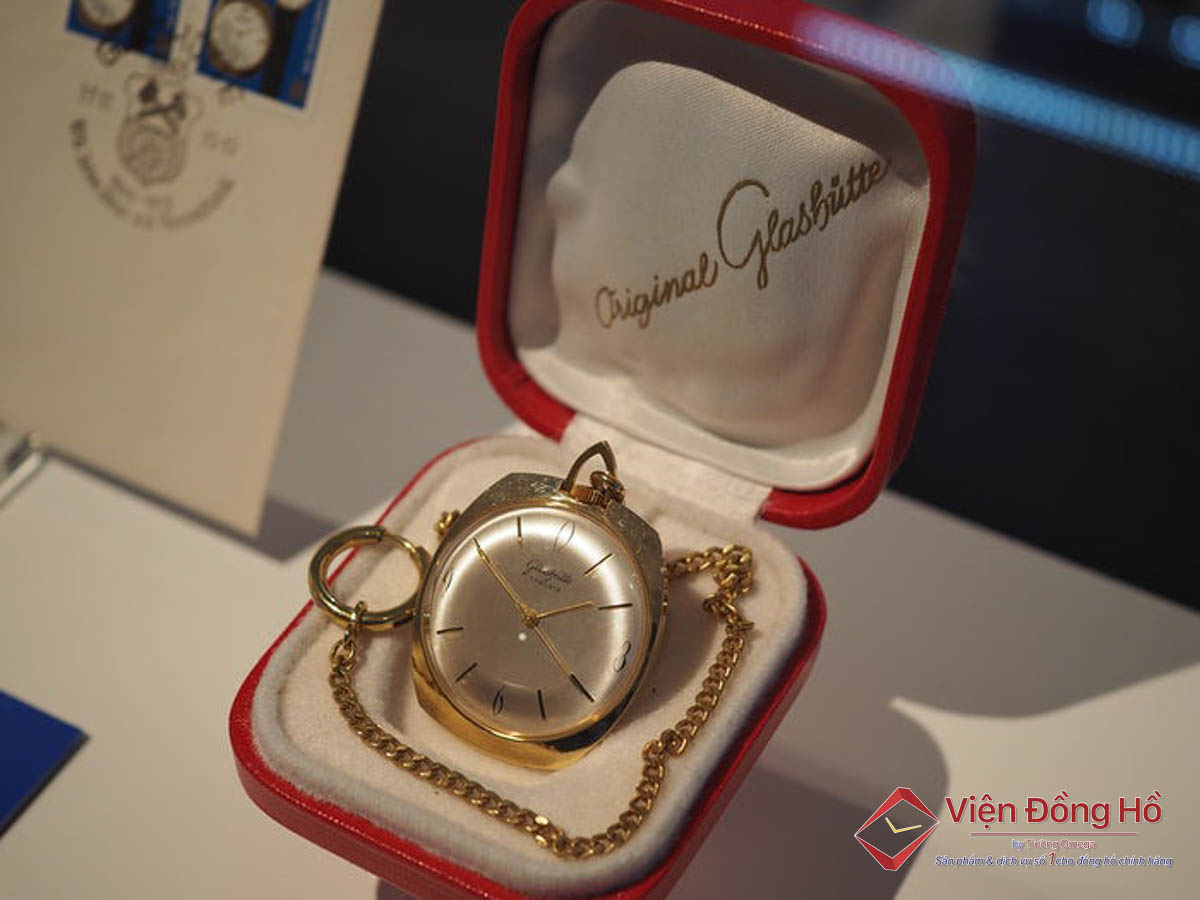 Câu chuyện đằng sau cái tên Glashutte Original 12 Glashütte đã được thêm từ “Original” để chỉ ra rằng chúng thực sự đến từ Glashütte. Đó cũng chính là lí do cái tên Glashütte Original ra đời.