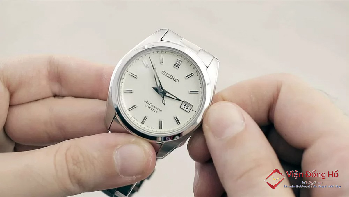 Tìm hiểu về cơ chế kháng nước của đồng hồ cơ 7 Núm lên dây cót của đồng hồ