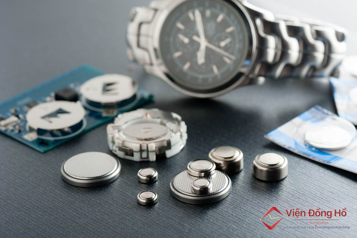 Các loại pin được lắp trong những mẫu đồng hồ quartz từ bình dân cho đến cao cấp với thời hạn sử dụng khoảng 2 năm