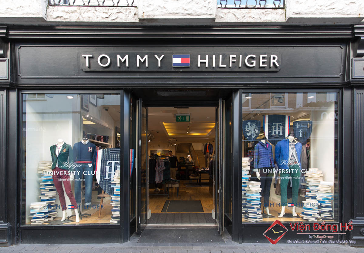 Ban đầu, Tommy Hilfiger là một công ty thiết kế quần áo, giày dép và phụ kiện theo phong cách cổ điển của Mỹ