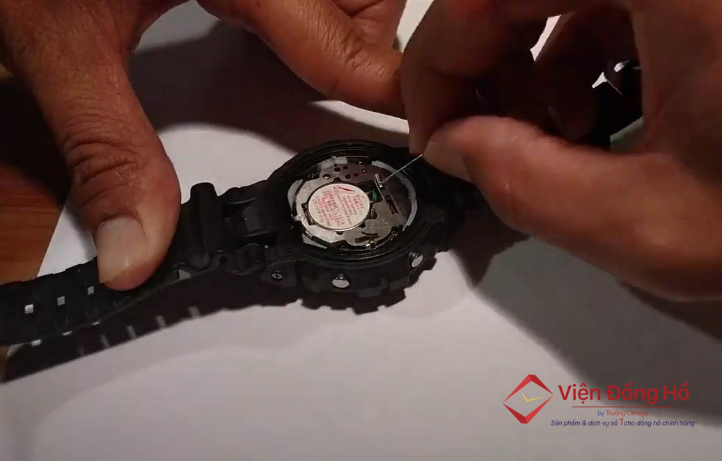 Thay pin đồng hồ Casio 6 Thay pin dong ho Casio 2
