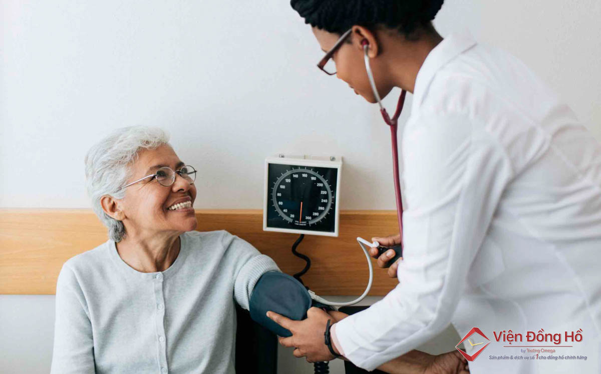 Những thiết bị y tế cơ bản như máy đo huyết áp luôn rất hữu dụng cho người cao tuổi