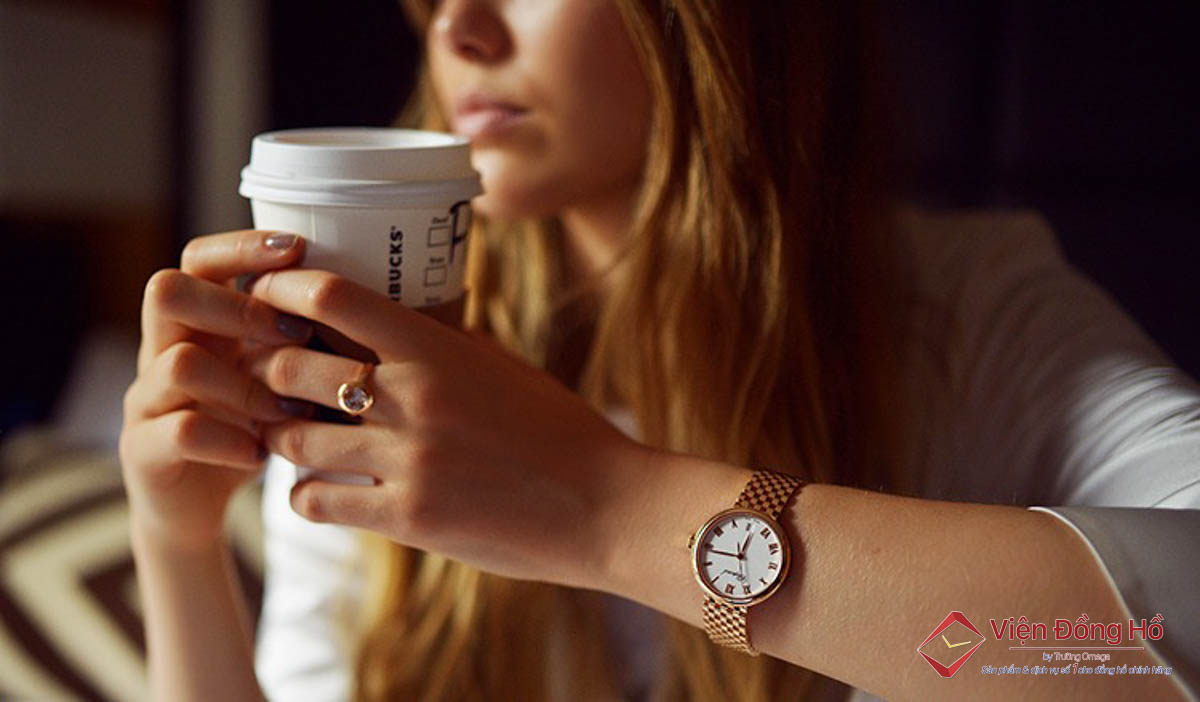 Việc chọn đeo đồng hồ ở tay nào sẽ dựa sở thích, sự thuận tiện bạn cảm nhận khi đeo.